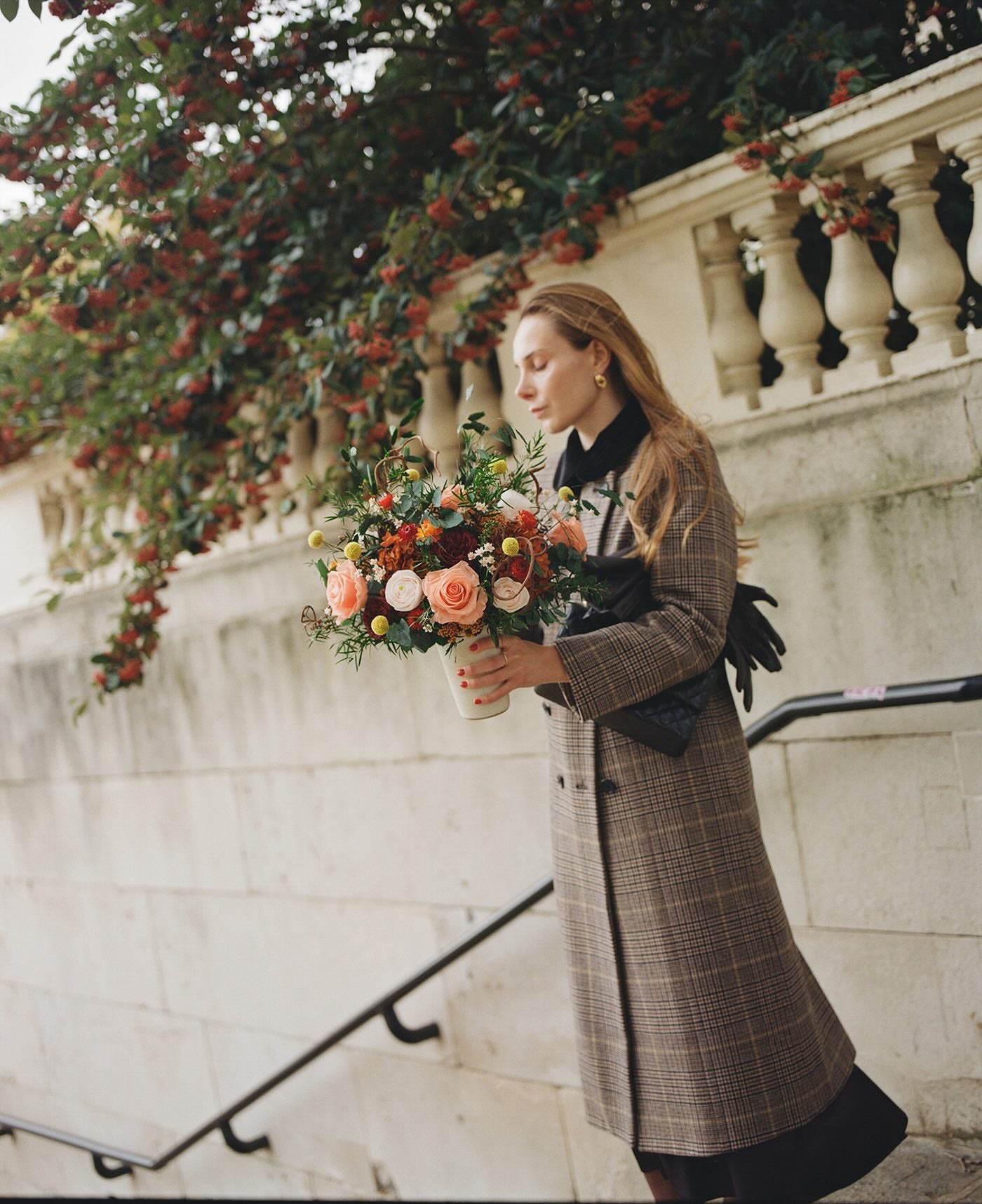 Diana, preserved flower arrangement in orange tones, featuring preserved hydrangeas, preserved roses and preserved foliage