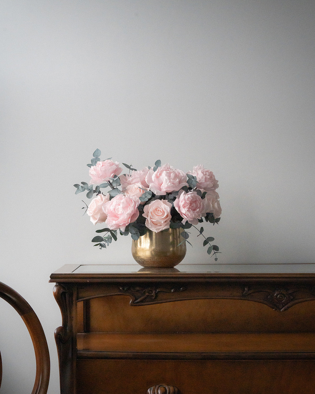 WILLOW - PRESERVED WHITE AND DUSTY PINK MIXED FLOWER ARRANGEMENT