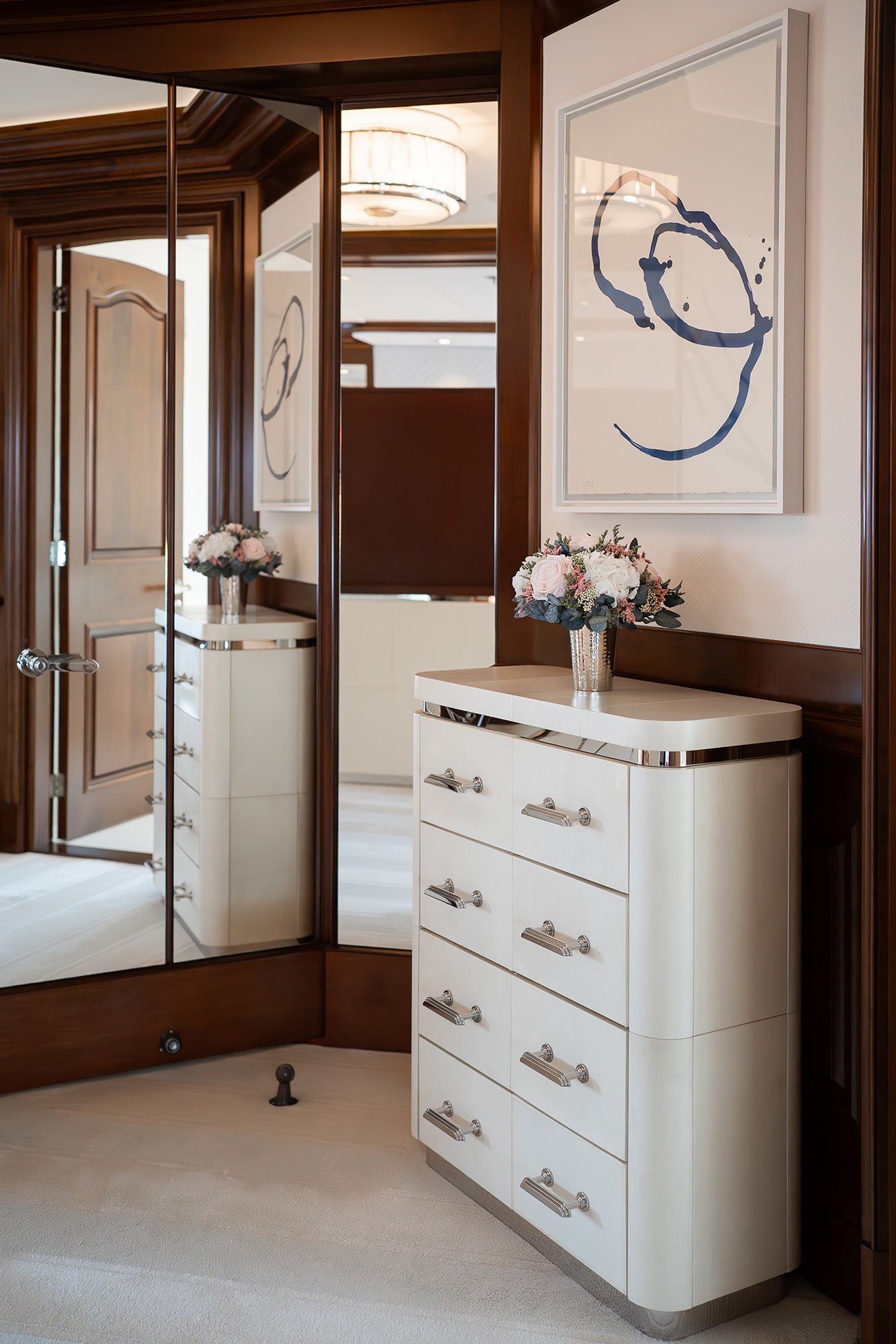 Preserved pink and white mixed flower arrangement in master cabin